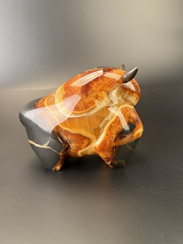 Резная фигурка быка