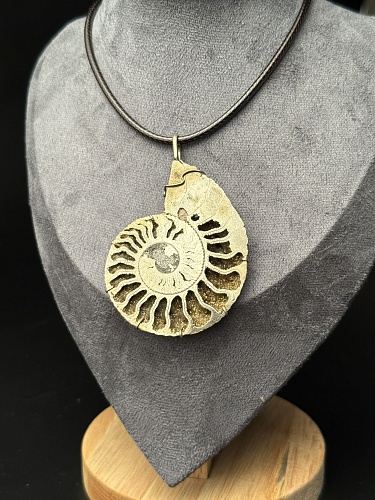 Кулон с аммонитом в нейзельбере.