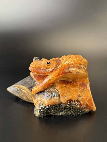 Лягушка и листочек резьба из симбирцита