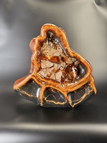 Пластичная резьба по кальциту и аммониту.