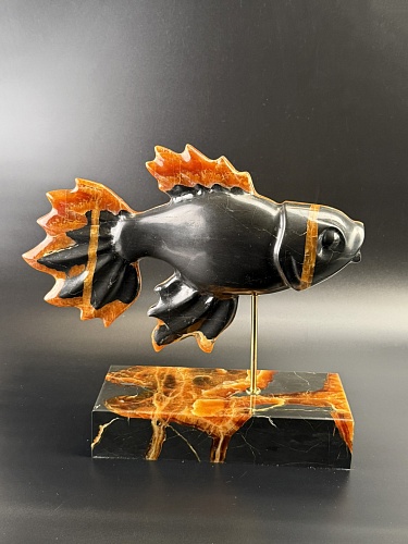 Резная рыба на подставке