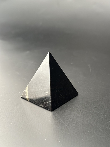 Пирамида из окаменелого дерева 42 мм