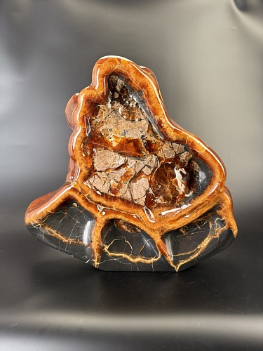 Пластичная резьба по кальциту и аммониту.