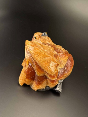 Лягушка и листочек резьба из симбирцита