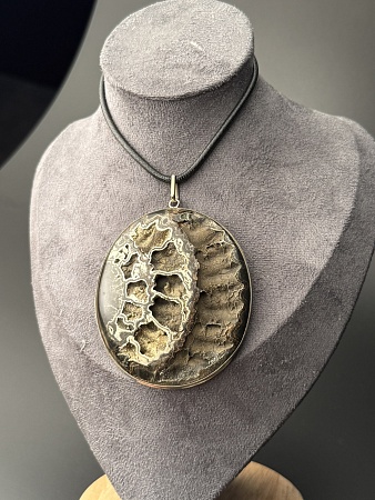 Кулон с аммонитом 73 х 63 мм