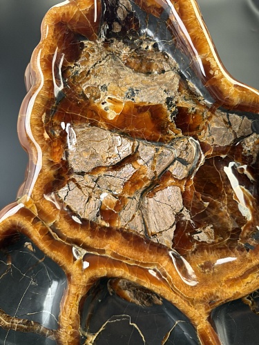 Пластичная резьба по кальциту и аммониту.