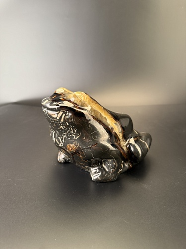 Резная фигурка лягушки с включениями ископаемых и аммонитов