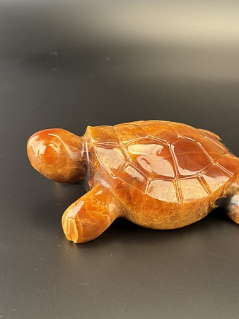 Резная черепаха из симбирцита.