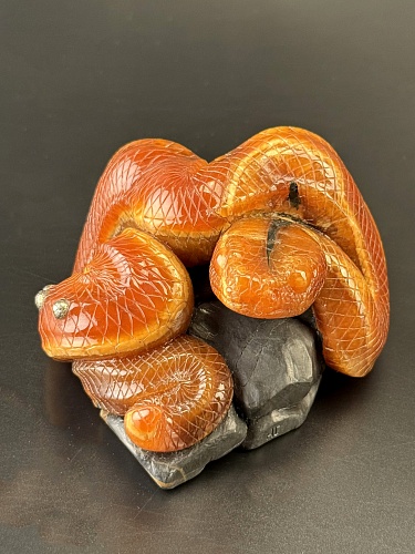 Резная фигурка Змея на камне