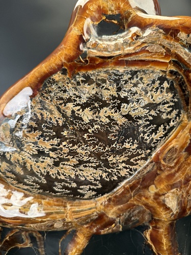 Пластичная резьба по кальциту и аммониту.