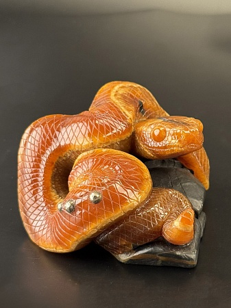 Резная фигурка Змея на камне