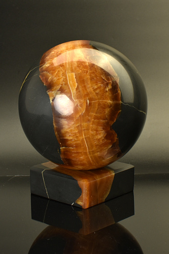 Симбирцитовый шар 100 мм на каменной подставке