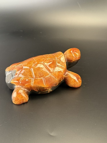 Резная черепаха из симбирцита.