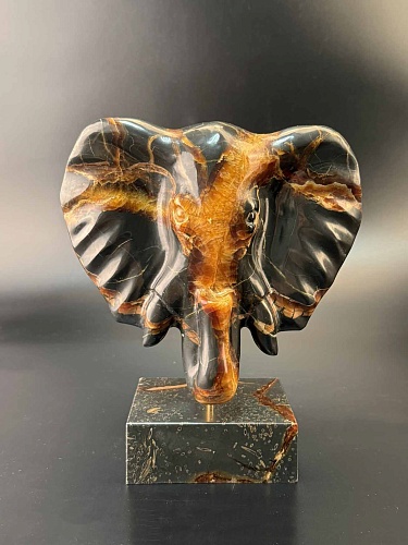 Слон резной на подставке