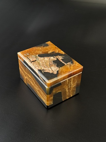 Симбирцитовая шкатулка с перламутровым включением