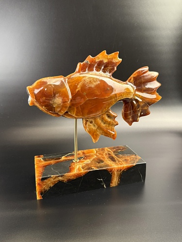 Резная рыба на подставке