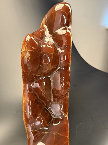 Пластичная резьба по кальциту и аммониту.