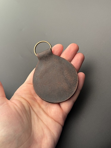 Брелок из кожи и сенгилита