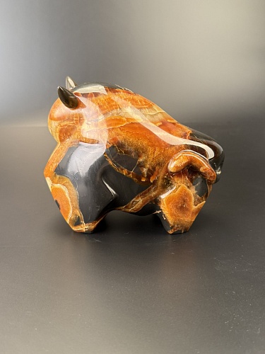 Резная фигурка быка