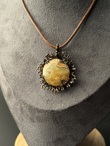 Кулое с симбирцитом и бронзовой авторской фурнитурой.