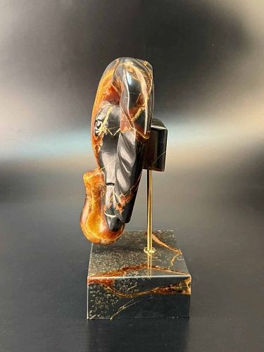 Слон резной на подставке