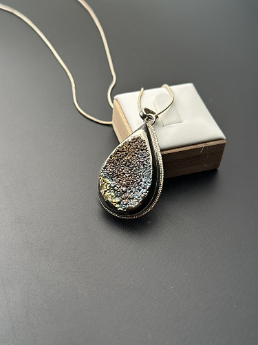 Серебряный кулон с радужной жеодой 37х25 мм