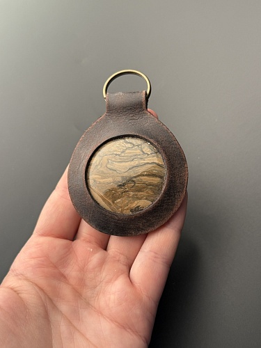 Брелок из кожи и сенгилита