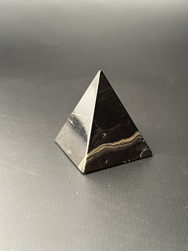 Пирамида из окаменелого дерева 42 мм