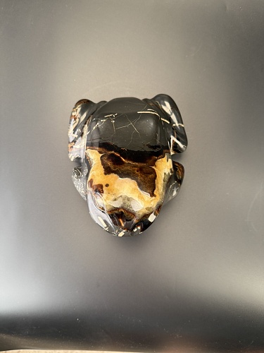 Резная фигурка лягушки с включениями ископаемых и аммонитов