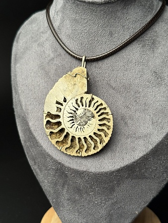 Кулон с аммонитом в нейзельбере.