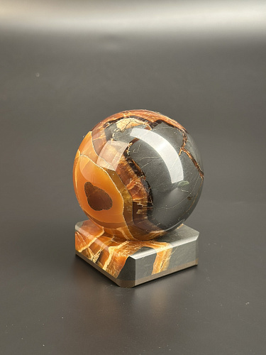 Симбирцитовый шар на каменной подставке 73 мм