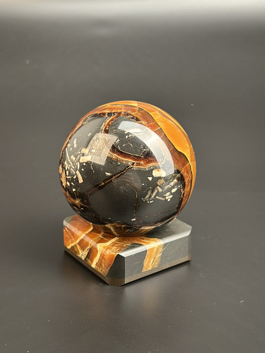 Симбирцитовый шар на каменной подставке 73 мм