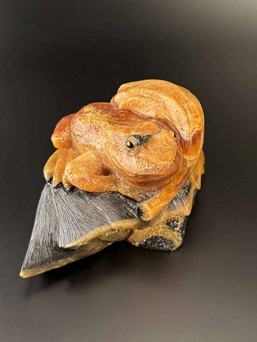 Лягушка и листочек резьба из симбирцита