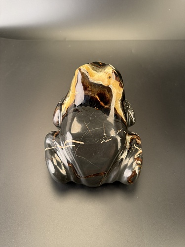 Резная фигурка лягушки с включениями ископаемых и аммонитов