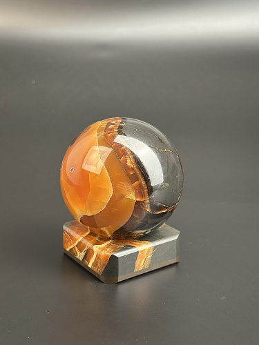 Симбирцитовый шар на каменной подставке 73 мм