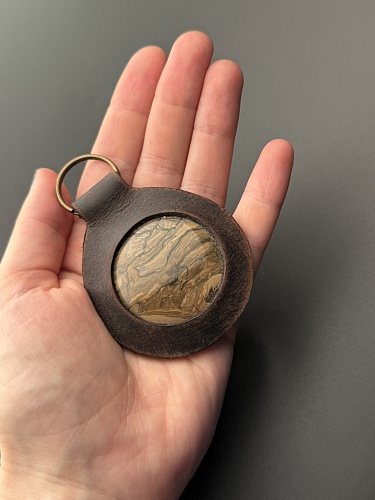 Брелок из кожи и сенгилита