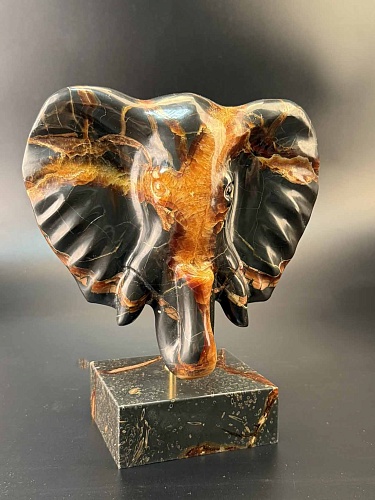Слон резной на подставке