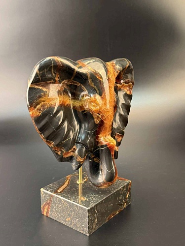 Слон резной на подставке