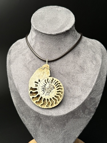Кулон с аммонитом в нейзельбере.
