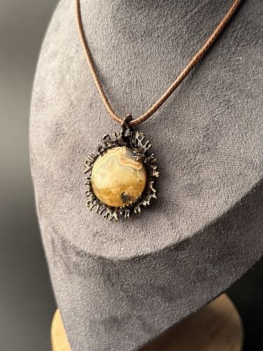 Кулое с симбирцитом и бронзовой авторской фурнитурой.