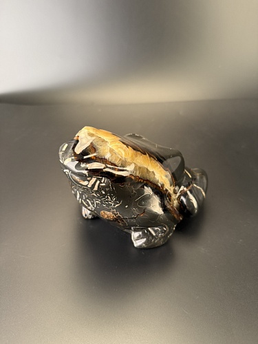 Резная фигурка лягушки с включениями ископаемых и аммонитов