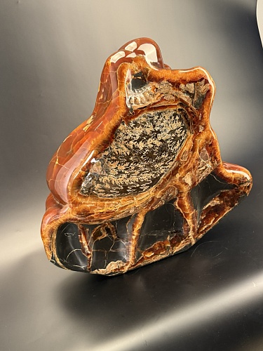 Пластичная резьба по кальциту и аммониту.