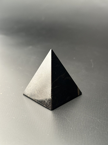 Пирамида из окаменелого дерева 42 мм