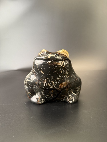 Резная фигурка лягушки с включениями ископаемых и аммонитов