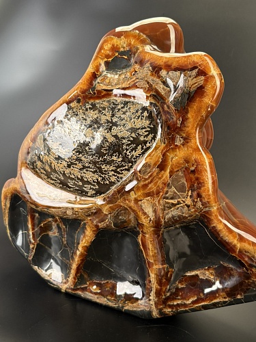 Пластичная резьба по кальциту и аммониту.