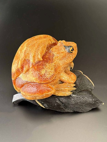 Лягушка и листочек резьба из симбирцита