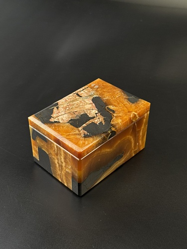 Симбирцитовая шкатулка с перламутровым включением