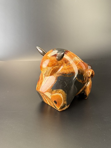 Резная фигурка быка