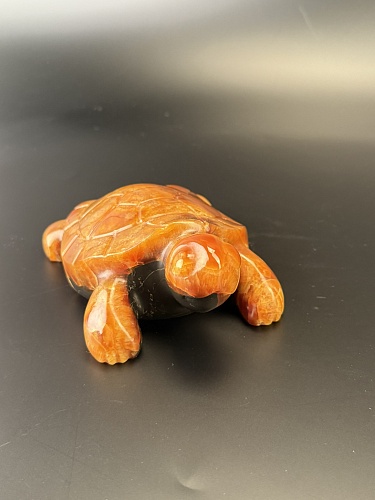 Резная черепаха из симбирцита.