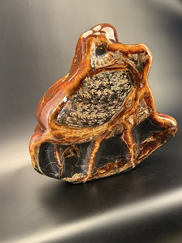 Пластичная резьба по кальциту и аммониту.